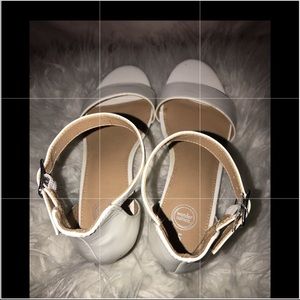 Color: White 
Size: 5
Brand: Wonder Nation